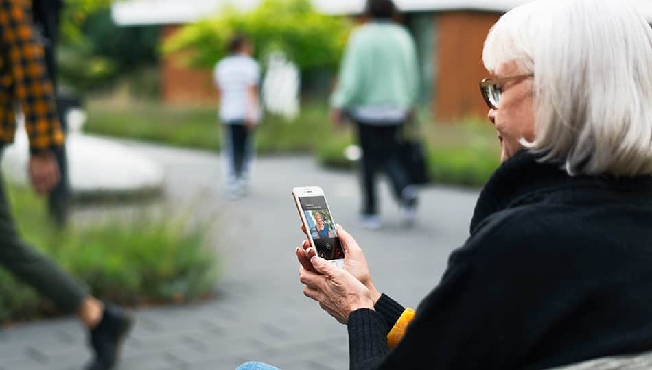 img_Older_lady_opening_the_door_with_KONE_Flow_app-_Residential_Flow_950x540