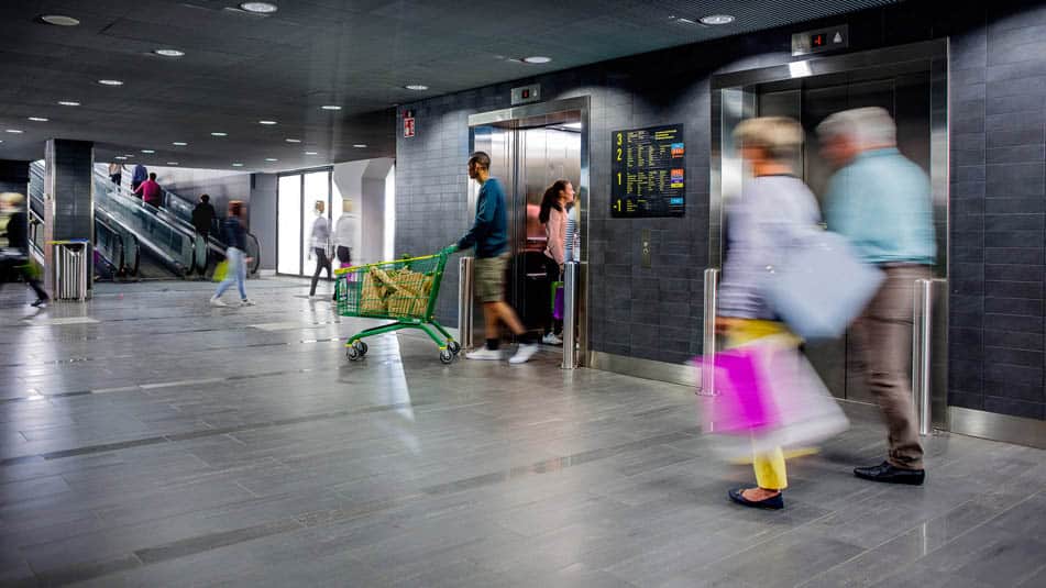 img_shopping-center-elevator-escalator